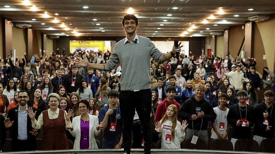 Rodrigo Solano palestra em Francisco Beltrão - Feira de Profissões do Idea Mentes Jovens